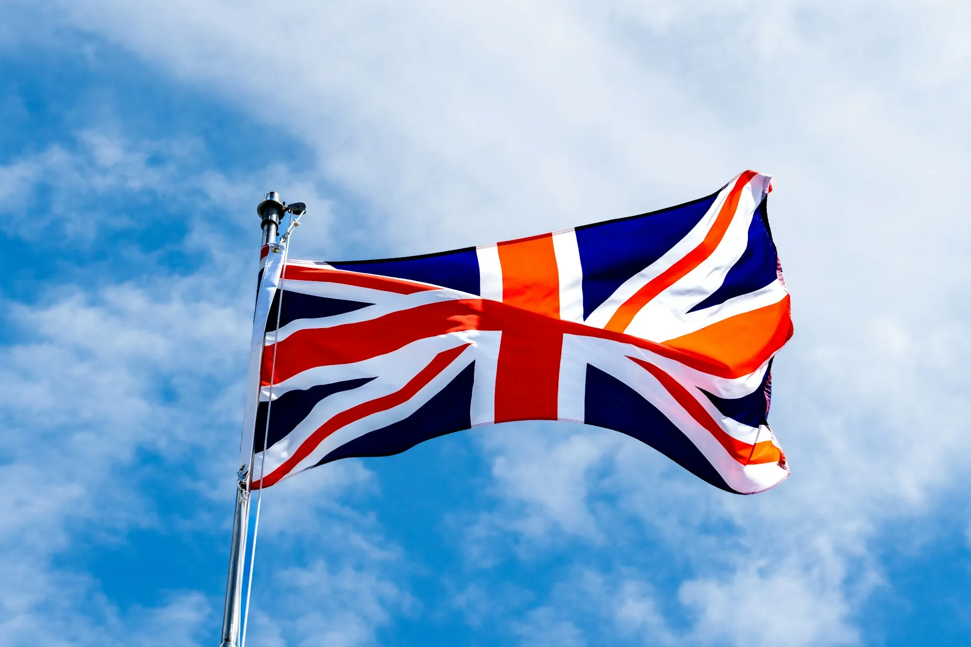 UK Crackdowns On Crypto Tax Evasion: Investors To Face Fines Starting 2026